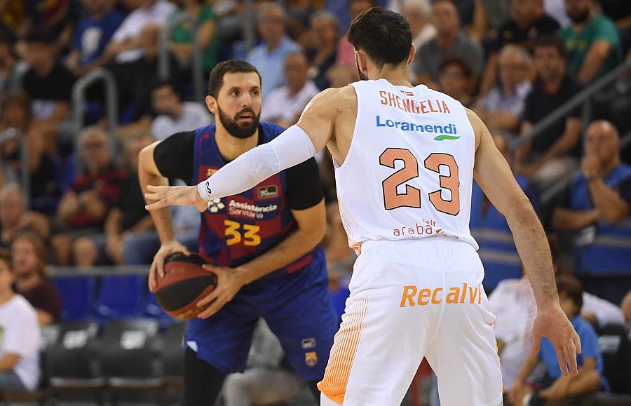 De frente, Nikola Mirotic, del Barça, encara a Tornike Shengelia, del Baskonia.