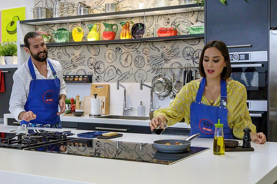 Tamara Falcó y Javier Peñas, cocinando en su nuevo programa