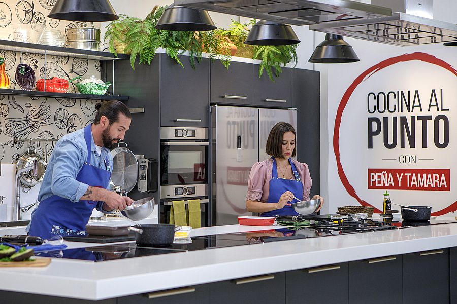 El chef Javier Peña con Tamara Falcó, en 'Cocina al punto con Peña y Tamara'