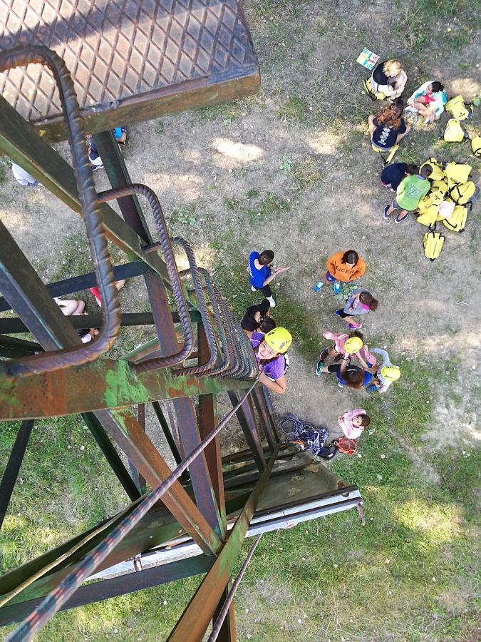  Actividades como la escalada o la tirolina se complican por la necesidad de guardar distancias e higienizar los materiales.