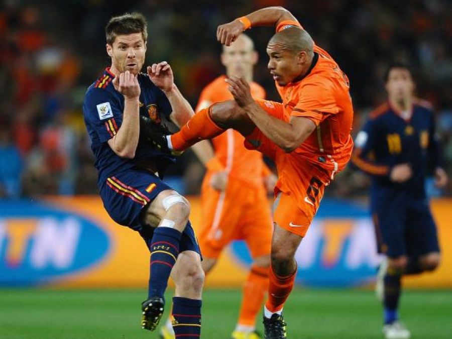 Final: Patada de De Jong a Xabi Alonso