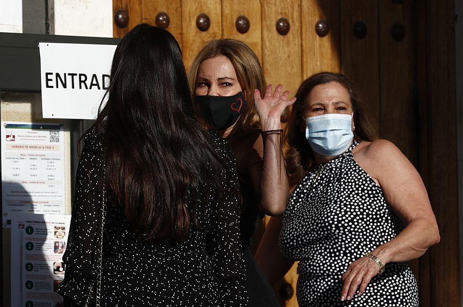 Ana Obregón con Carolina Monje y su hermana Celia García Obregón durante el funeral en memoria de Alex Lequio en Madrid.