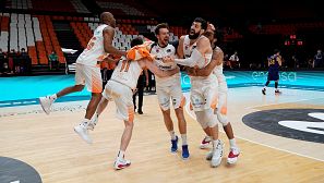 Los jugadores del Baskonia celebran la victoria sobre la pista.