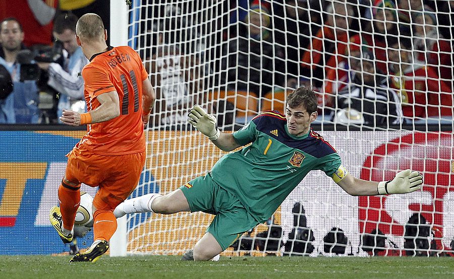 Final: La parada de Casillas a Robben