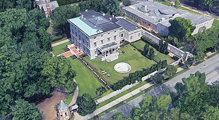 La vivienda de los McCloskey está ubicada en Portland Place, junto a otras viviendas de lujo, en la ciudad de San Luis, Misuri.