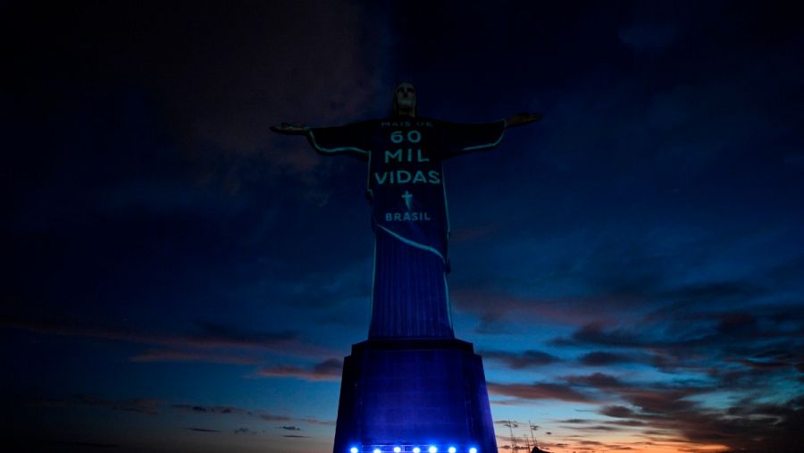 La estatua del Cristo Redentor de Río de Janeiro, iluminada para rendir homenaje a las personas fallecidas con COVID-19.