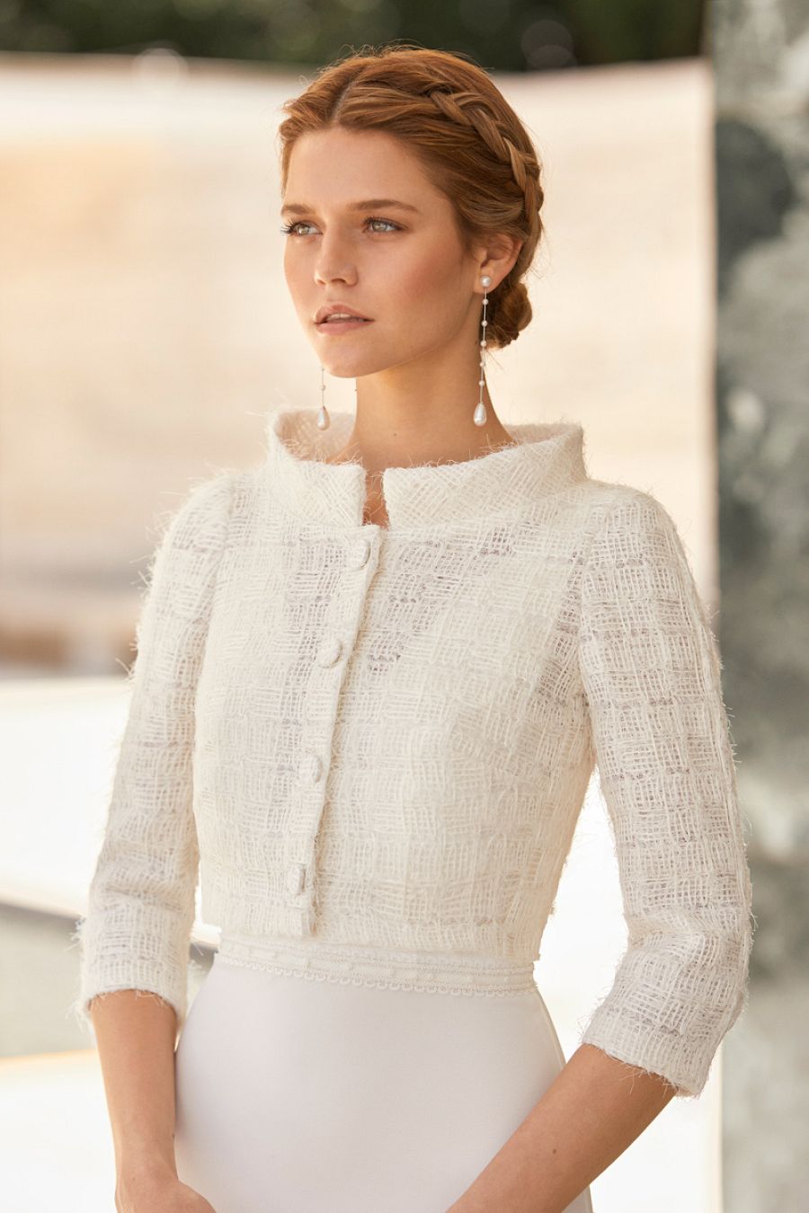 Rosa Clará presenta una colección de abrigos nupciales