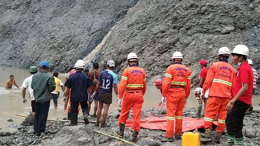 Bomberos en la mina de jade al norte de Birmania