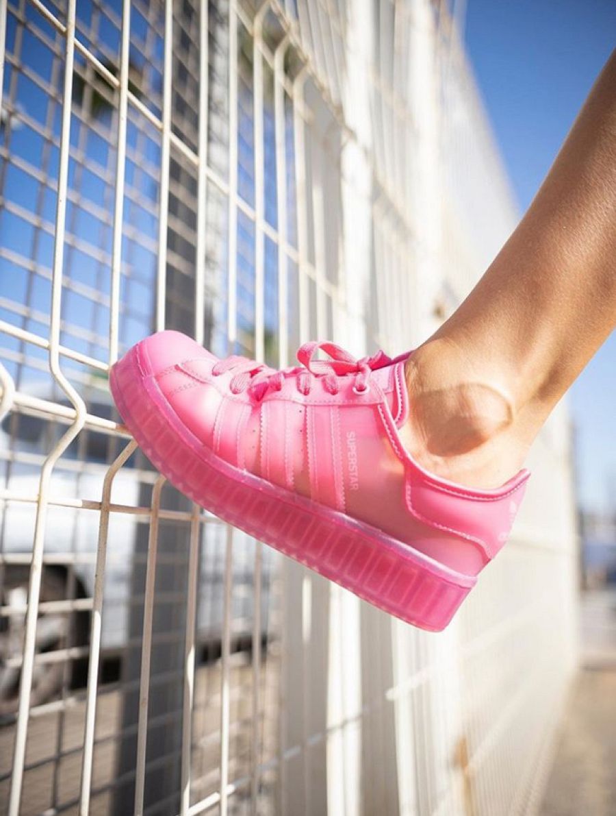 El nuevo modelo de deportivas Adidas con transparencias inspirado en las cangrejeras