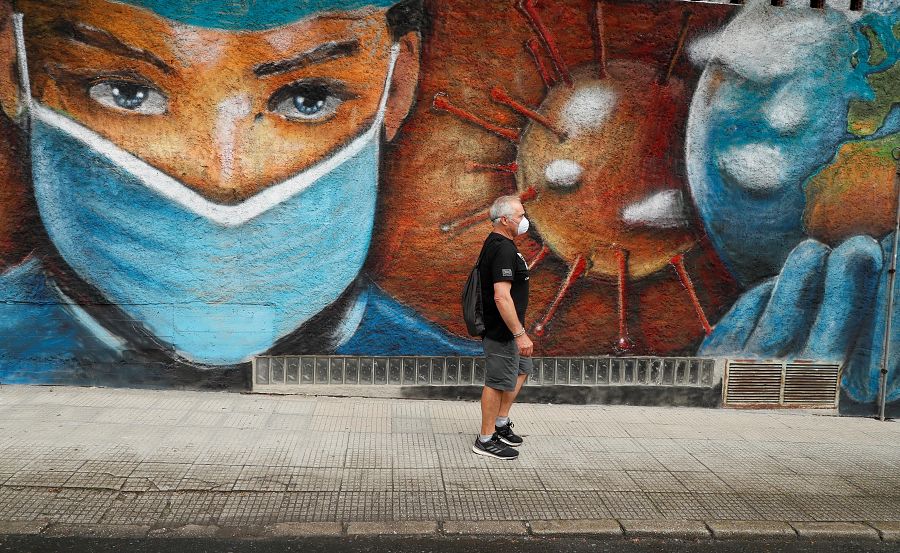 Un mural en homenaje a los sanitarios en una calle de Melide, en A Coruña.