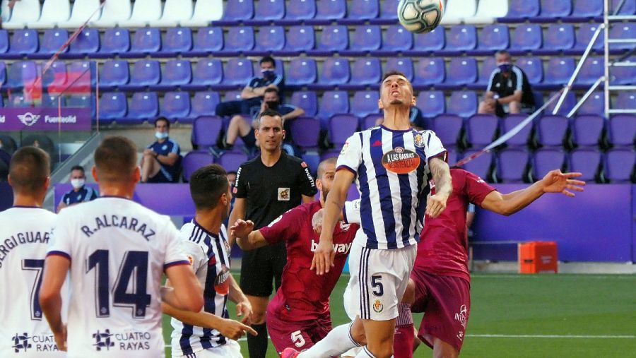 Imagen: Javi Sánchez no alcanza a rematar de cabeza