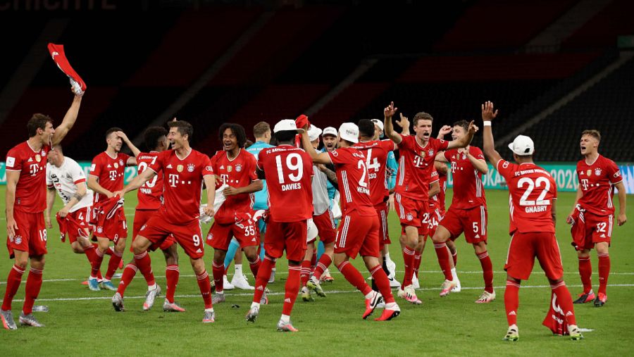 Imagen: Los jugadores del Bayern celebran la victoria en el césped