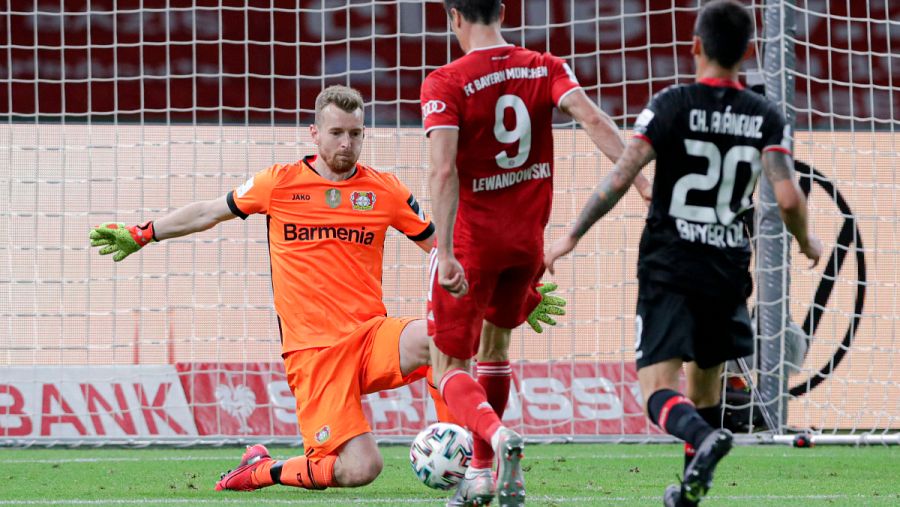 Imagen: Lewandoski pica con clase sobre el portero