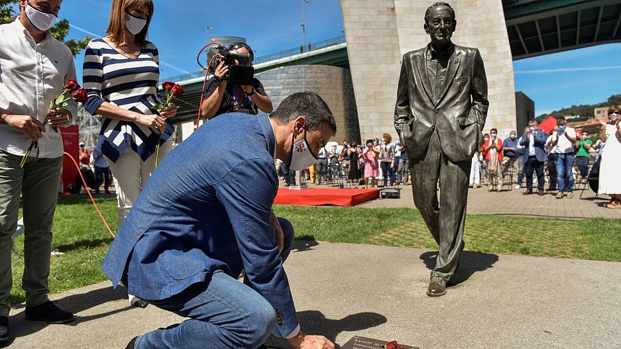 Homenaje a Ramón Rubial en un acto electoral en BIlbao con el Presidente del Gobierno, Pedro Sánchez (d), ha participado en Bilbao en un acto electoral del PSE-EEj unto a la candidata a lehendakari, Idoia Mendia