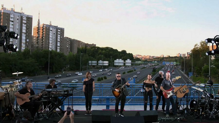 Captura de video del concierto sorpresa que el cantante Alejandro Sanz ha ofrecido este domingo en un puente de la M-30 a la altura de Moratalaz.