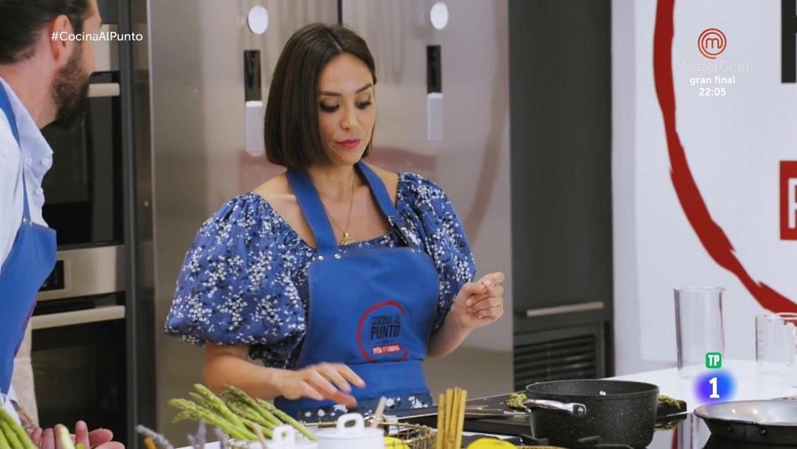 Tamara Falcó no tiene miedo de hacer preguntas y puntualizaciones en la cocina