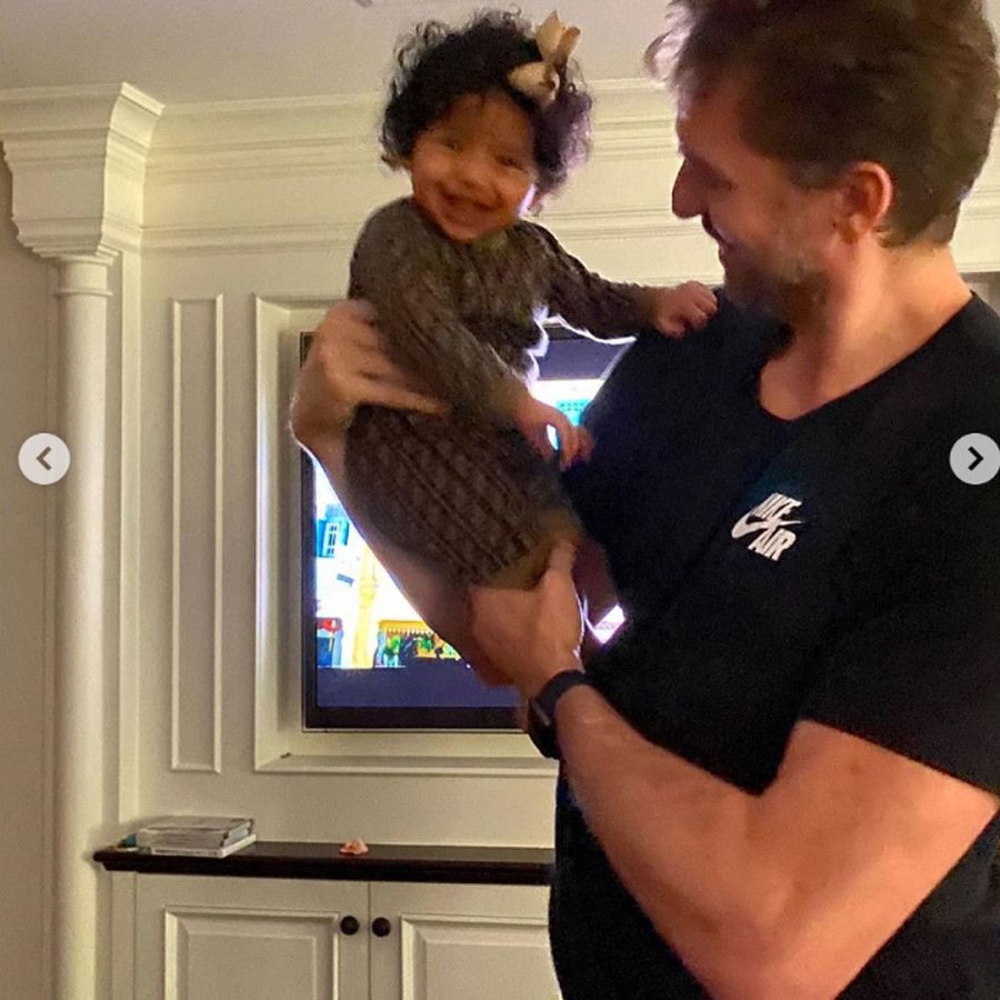 Pau Gasol sostiene en brazos a la hija pequeña de Kobe Bryant, Capri