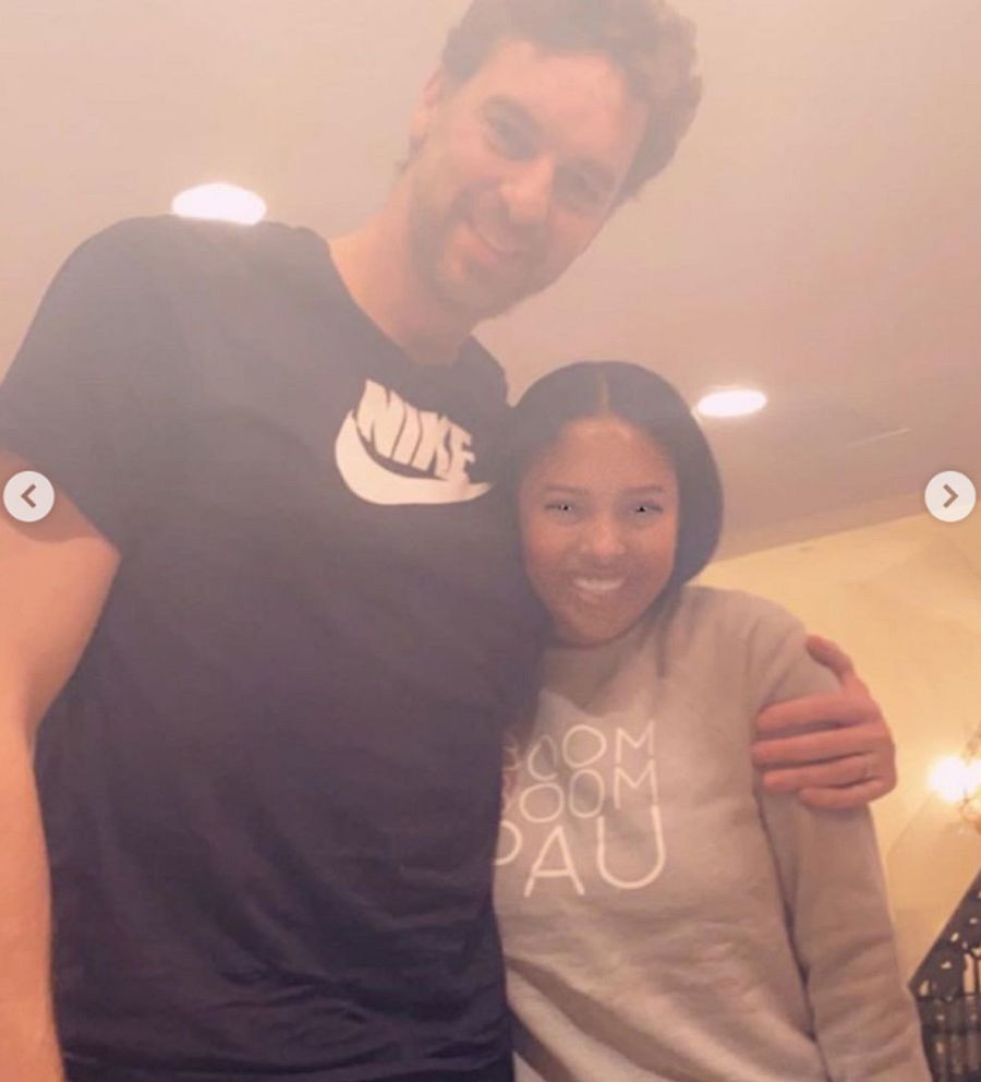 Pau Gasol abraza a la hija de Kobe Bryant Natalia