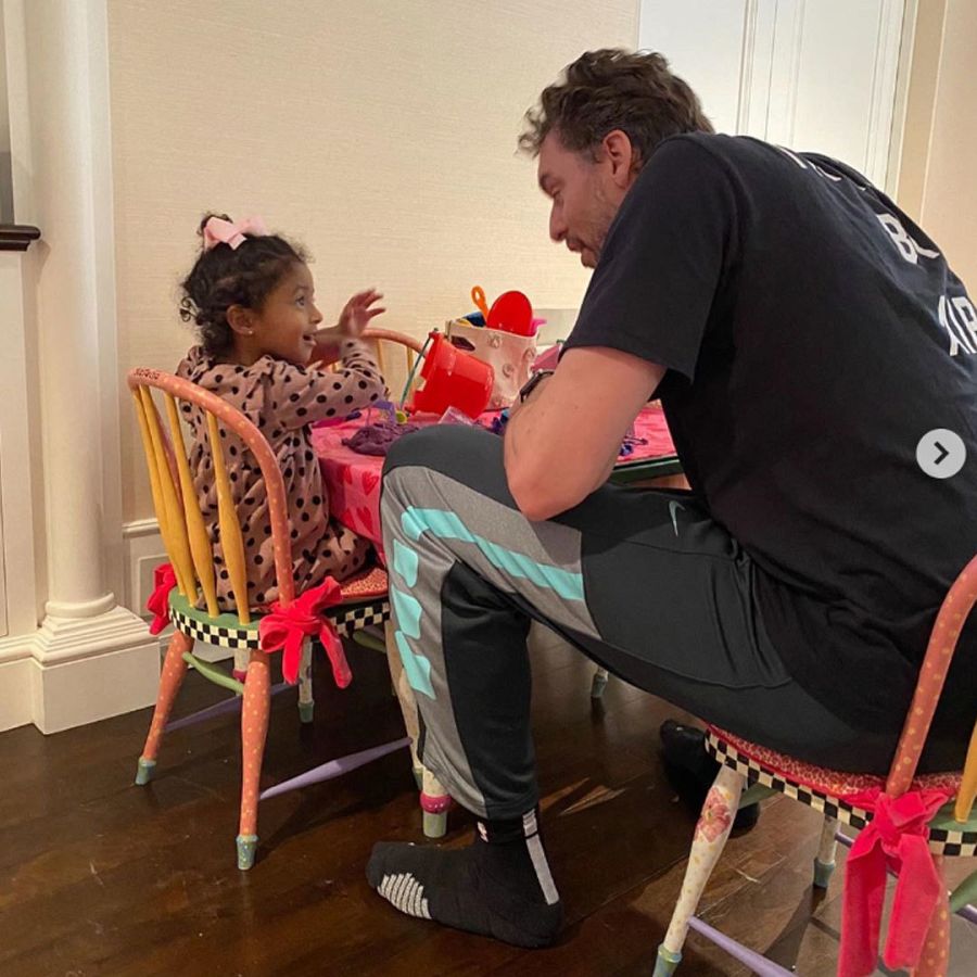 Pau Gasol juega con Bianka, una de las hijas pequeñas de Kobe Bryant