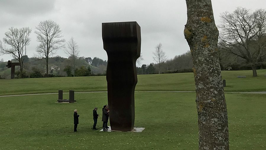 Una muestra de la obra de Eduardo Chillida está distribuida en los jardines y bosques del Museo Chillida - Leku