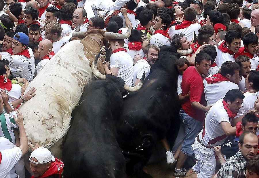 El último tapón de corredores, en los Sanfermines de 2013