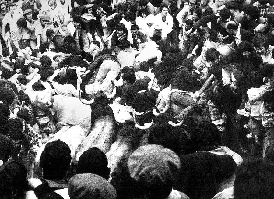 En este preimer encierro de los sanfermines de 1977, los toros, al enfilar el callejón de la plaza, se encontraron un enorme montón de mozos