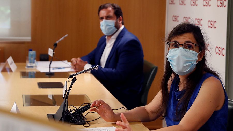 Ricardo Jara (i), consejero delegado de Immunostep, y la investigadora Mar Valés, del CSIC.