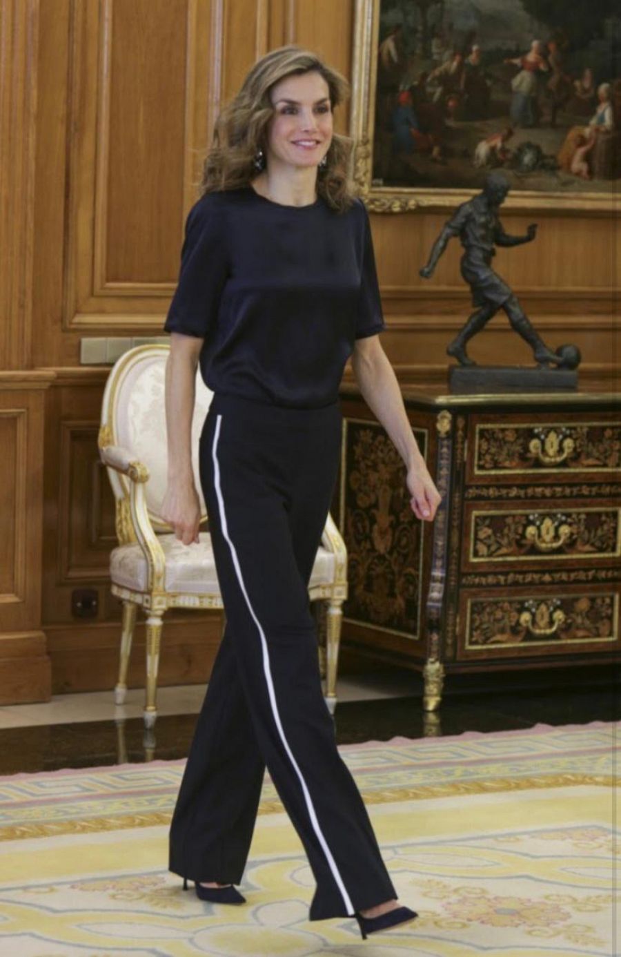 La reina Letizia también apuesta por tacones y pantalones de vestir tipo chándal