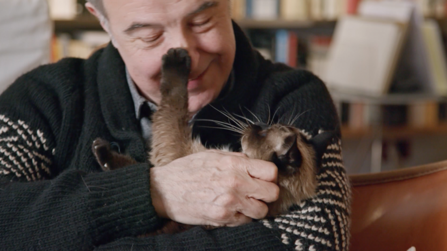 L'actor Manel Barceló amb la seva gata siamesa Tres Quarts al programa 'La meva mascota i jo'