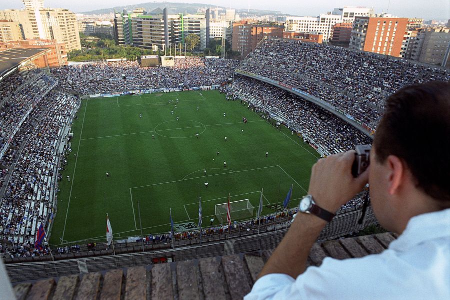 Un vecino situado frente al campo del Espanyol, hace una fotografía de recuerdo del último partido oficial de liga jugado frente al Valencia en el estadio de Sarria