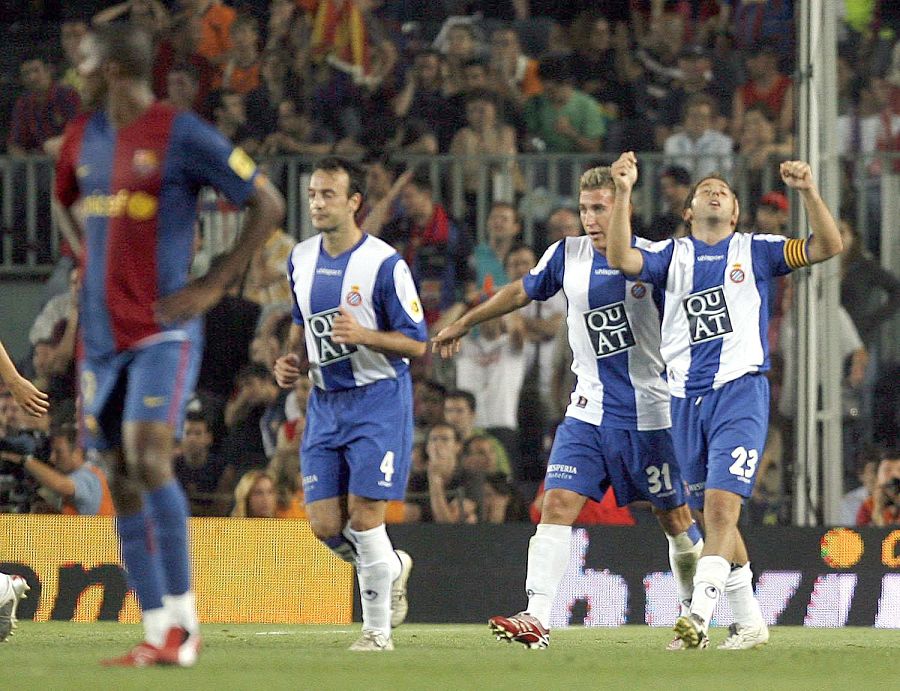 El jugador del Espanyol Tamudo (d) celebra tras marcar el segundo gol de su equipo ante el FC Barcelona junto a Ángel (2-i) y Lacruz, durante el encuentro correspondiente a la Liga de Fútbol disputado en el Camp Nou.