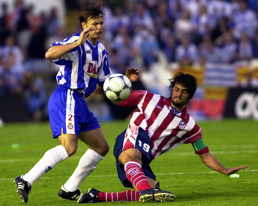 El jugador del R.C.D. Español Cristobal (I)), pugna con Kiko del Atletico de Madrid, durante la final de la Copa del Rey que aambos equipos disputaron en el estadio de Mestalla, en Valencia