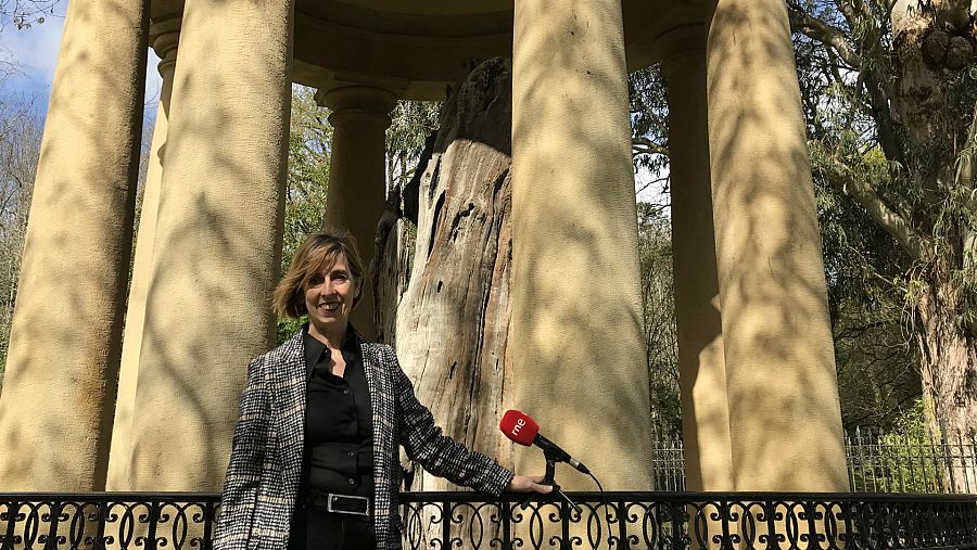 Ana Alberdi junto al árbol de Gernika