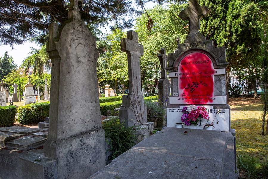 Atacan con pintura la lápida de la tumba de Fernando Buesa, asesinado por ETA