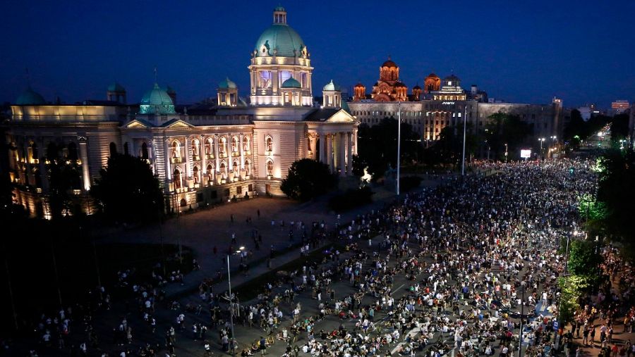 Cientos de serbios protestan por el confinamiento pacíficamente, sentados frente al parlamento en Belgrado
