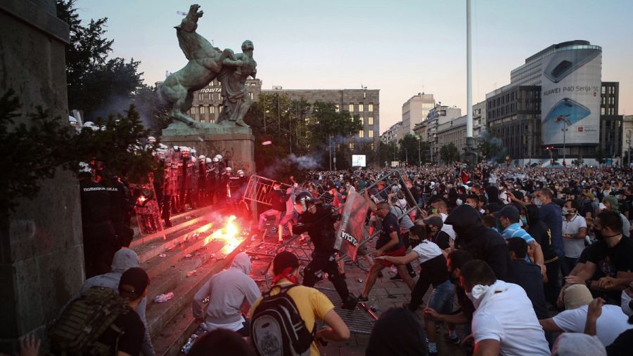 Los manifestantes se enfrentan a la policía en Belgrado en las protestas del miércoles, 8 de julio, frente al parlamento, por las medidas decretadas frente al coronavirus