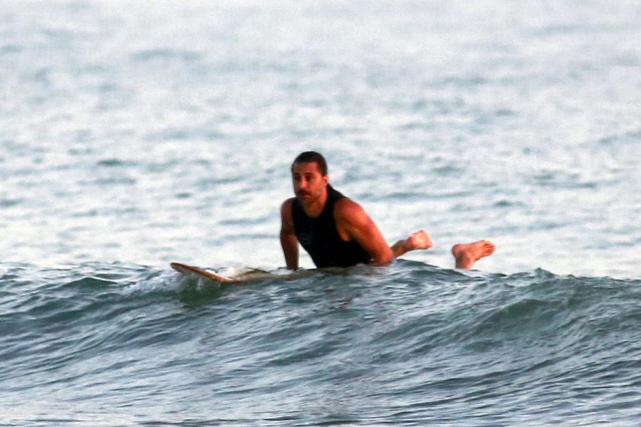 Hugo Silva hace surf en la playa