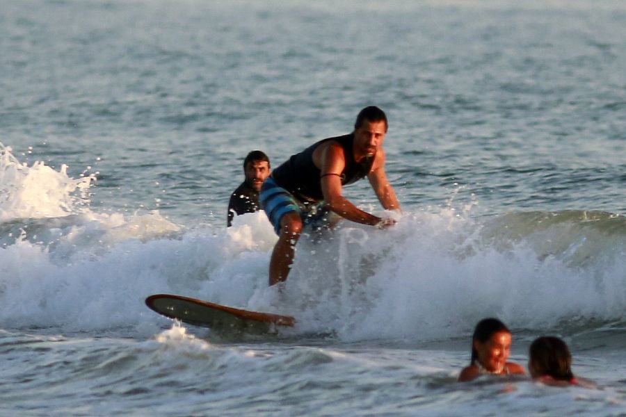 Hugo Silva hace surf en la playa