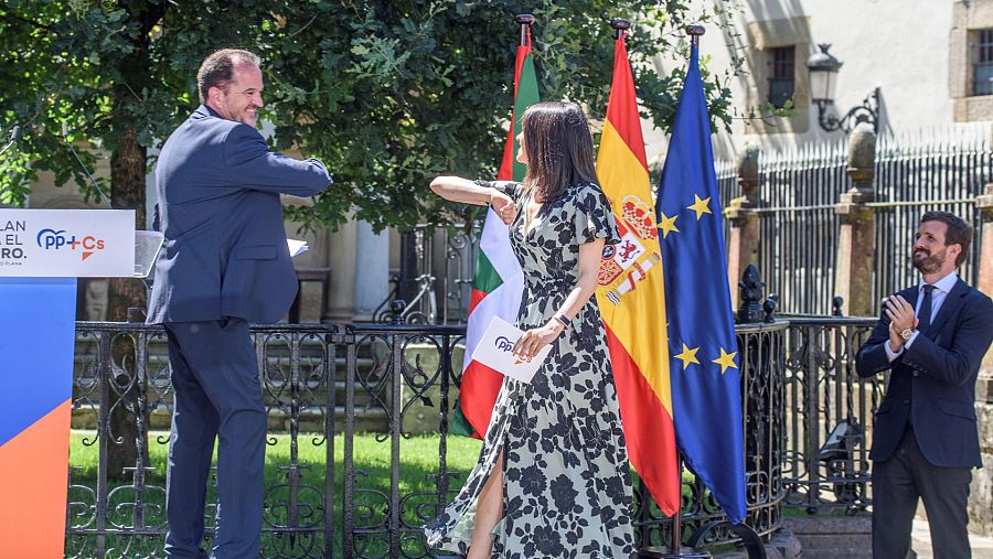Elecciones vascas: Inés Arrimadas (Cs) saluda al candidato Carlos Iturgaiz en presencia de Pablo Casado (PP).