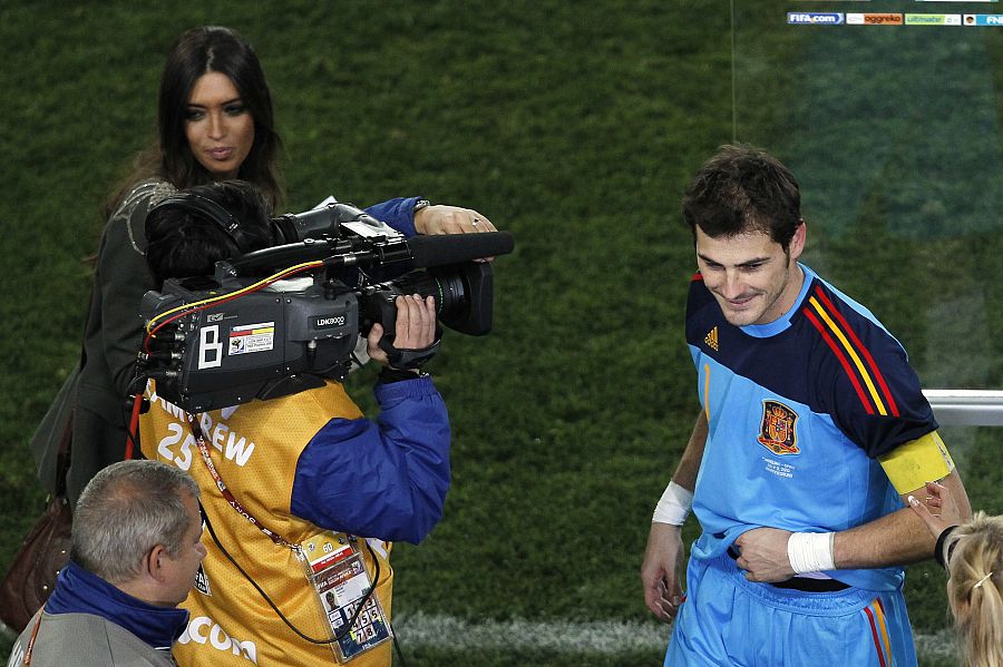 Iker Casillas en el campo de fútbol tras un partido con Sara Carbonero ejerciendo como periodista