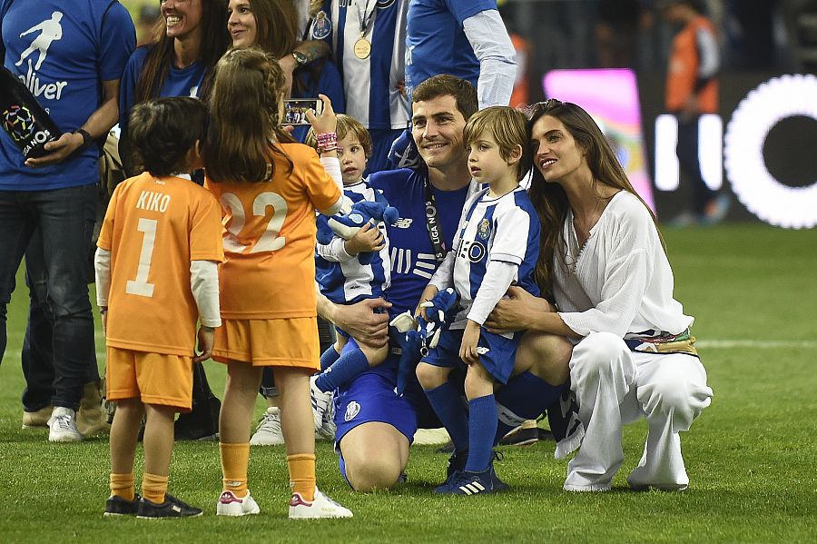 Iker y Sara con sus hijos Martín y Lucas en una celebración del Oporto