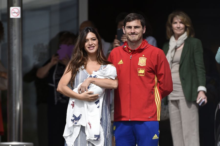 Iker Casillas y Sara Carbonero durante la presentacion ante los medios de su hijo Lucas Casillas 