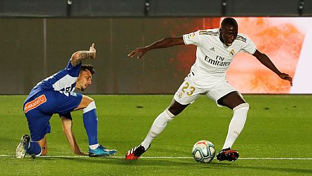 Ferland Mendy (d) ante Edgar Méndez