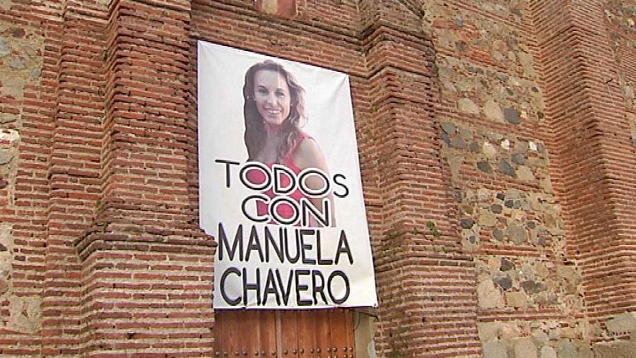 Pancarta con la fotografía de Manuela Chavero en la plaza de Monesterio