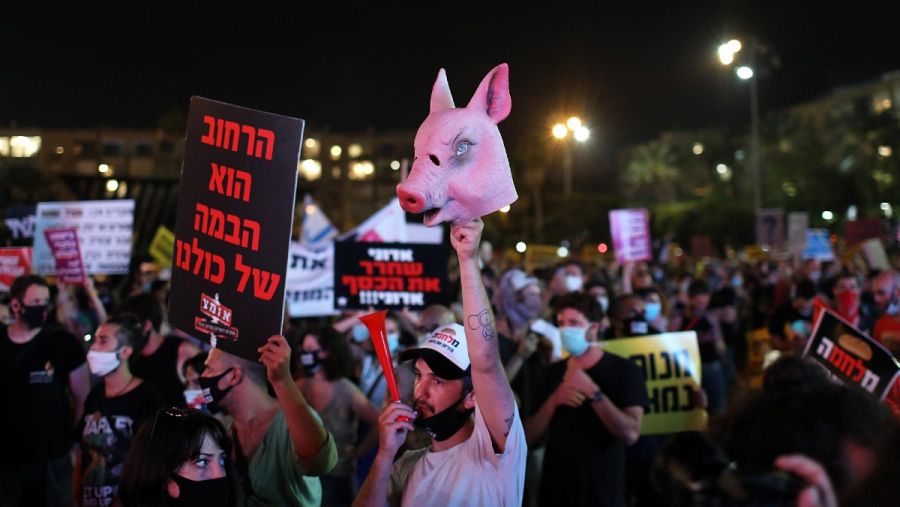 Miles de personas protestan en la plaza Rabin de Tel Aviv y exigen más apoyo económico durante la pandemia