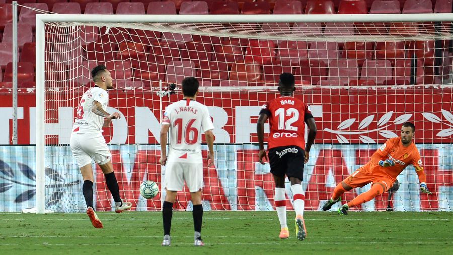 Imagen: Lucas Ocampos marca el penalti mirando a la grada
