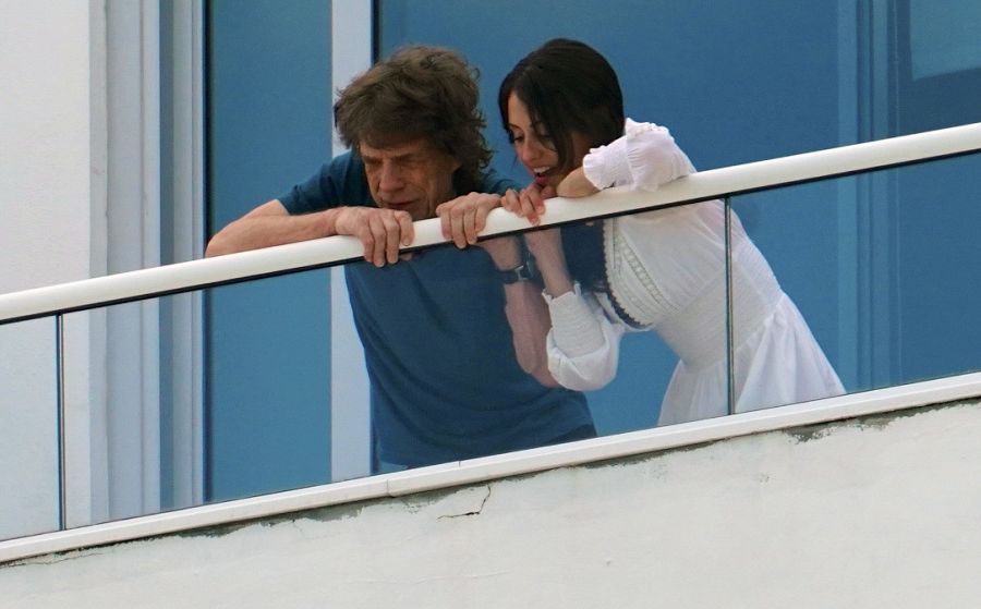 Mick Jagger y melanie Hamrick en el balcón en Miami