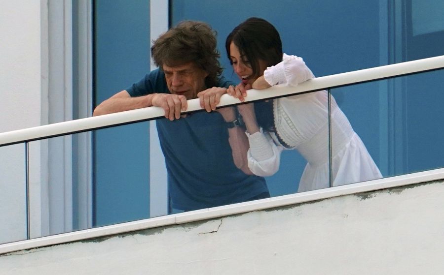 Mick Jagger y melanie Hamrick en el balcón en Miami