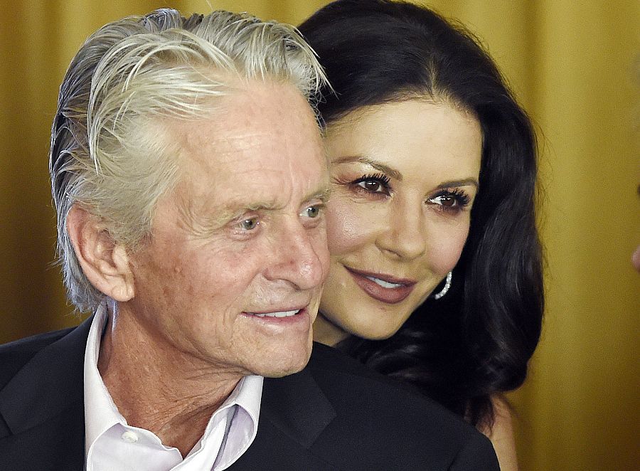 Catherine Zeta-Jones y Michael Douglas en el 100 cumpleaños de su padre, Kirk Douglas