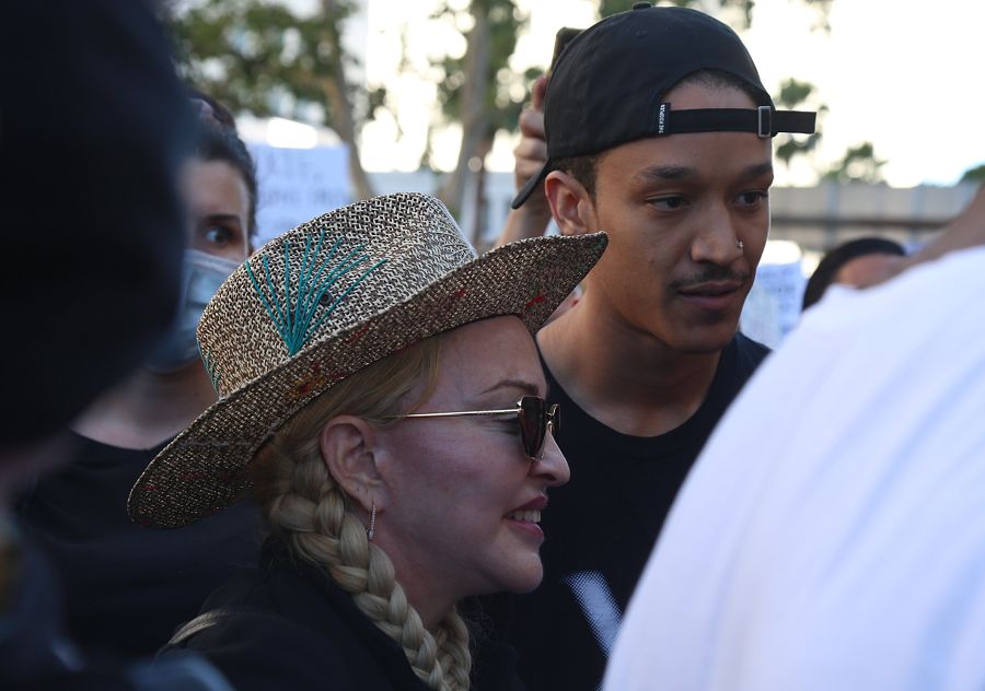 Madonna y su novio, Ahlamalik Williams, en una de las protestas del movimiento Black Lives Matter en Los Ángeles